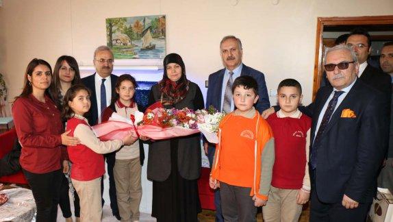 Milli Eğitim Müdürümüz Mustafa Altınsoy,  Belediye Başkan Yardımcısı Ahmet Özaydın ile birlikte Sivaslı Şehit Jandarma Uzman Çavuş Erkan Sakalın ailesini ziyaret etti.