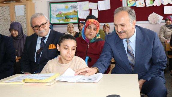 Milli Eğitim Müdürümüz Mustafa Altınsoy, Belediye Başkan Yardımcısı Ahmet Özaydın ile birlikte Şehit Erkan Sakal İlkokulunda devam eden okuma-yazma kursunu ziyaret etti.