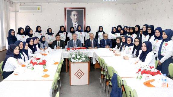 Sivas Valisi Davut Gül, Milli Eğitim Müdürümüz Mustafa Altınsoy ile birlikte Asım Şahin Kız Anadolu İmam Hatip Lisesini ziyaret etti.