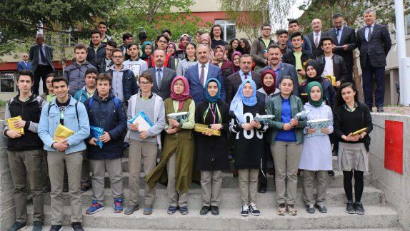 Sivas Lisesi 3. Geleneksel Kuran-ı Kerimi Güzel okuma yarışmasında dereceye giren öğrenciler ödüllendirildi.