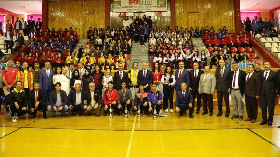 Belediye Başkanlık Kupası, 2. Liselerarası Voleybol turnuvası sona erdi.