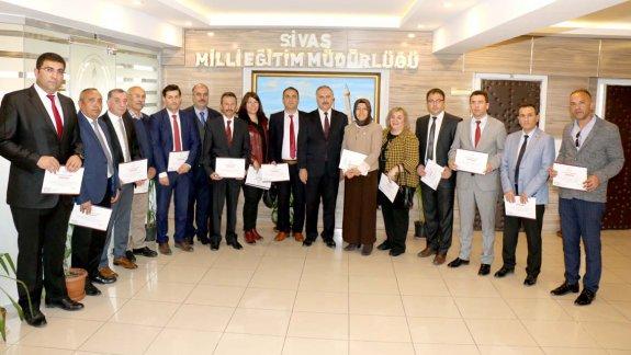 Milli Eğitim Müdürümüz Mustafa Altınsoy; özel eğitime ihtiyacı olan bireylerin eğitimine yönelik çalışma yapan okul müdürlerine teşekkür belgesi takdim etti.