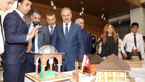 Milli Eğitim Müdürümüz Mustafa Altınsoy, CÜ Vakfı Okulları Özel Mehmet Recai Toydemir Anadolu Lisesinin açtığı resim ve maket sergisini ziyaret etti.