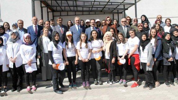 Milli Eğitim Müdürümüz Mustafa Altınsoy, Necip Fazıl Kısakürek Mesleki ve Teknik Anadolu Lisesinin düzenlediği TÜBİTAK 4006 bilim fuarının açılışına katıldı.