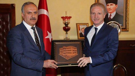 Adana İl Milli Eğitim Müdürlüğü görevine atanan Milli Eğitim Müdürümüz Mustafa Altınsoy, Sivas Valisi Davut Güle veda ziyaretinde bulundu.