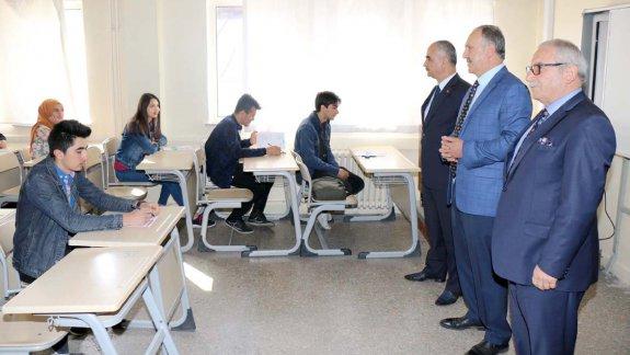 Milli Eğitim Müdürlüğümüz ve Sivas Belediyesi işbirliğinde il merkezindeki lise son sınıf öğrencilerine yönelik ücretsiz YKS deneme sınavı yapıldı.