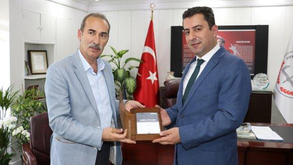 Cumhuriyet Üniversitesi Rektörü Prof. Dr. Alim Yıldız, Milli Eğitim Müdürümüz Ebubekir Sıddık Savaşçıyı Ziyaret Ederek Yeni Görevinde Başarılar Diledi
