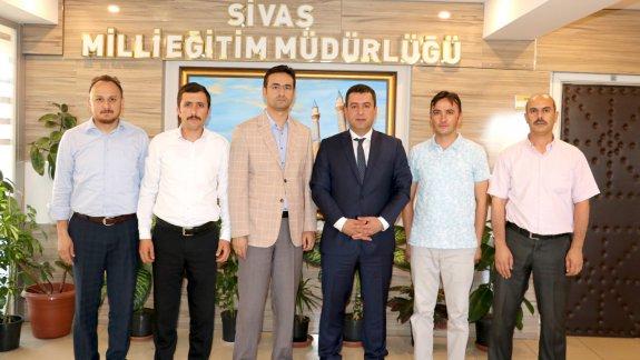 Sivas Ahlâk Kültür ve Çevre Derneği (AKÇED) Başkanı Mustafa Yurtseven ve Dernek Yönetimi, Milli Eğitim Müdürümüz Ebubekir Sıddık Savaşçıyı Ziyaret Etti 