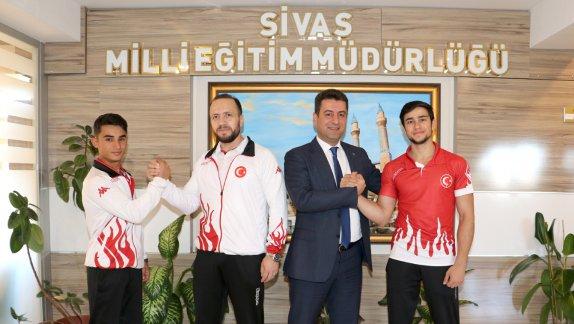 Bu Yıl Türkiyede Gerçekleştirilecek Olan 40. Dünya Bilek Güreşi Şampiyonasında Sivası Temsil Edecek Olan Sporcular Milli Eğitim Müdürümüz Ebubekir Sıddık Savaşçıyı Ziyaret Etti.