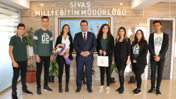 Sivas Doğa Koleji Öğrenci Meclisi, t-MBA öğretmeni Aygün Topal İle Birlikte Milli Eğitim Müdürümüz Ebubekir Sıddık Savaşçıyı Ziyaret Etti.