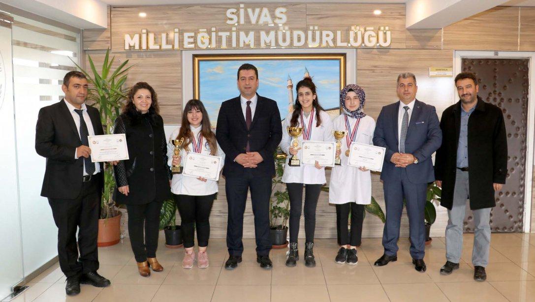 Alanyada Düzenlenen Uluslararası Yemek Yarışmasına Katılan Karşıyaka Mesleki ve Teknik Anadolu Lisesi Öğrencileri Sivasa Madalya İle Döndü.