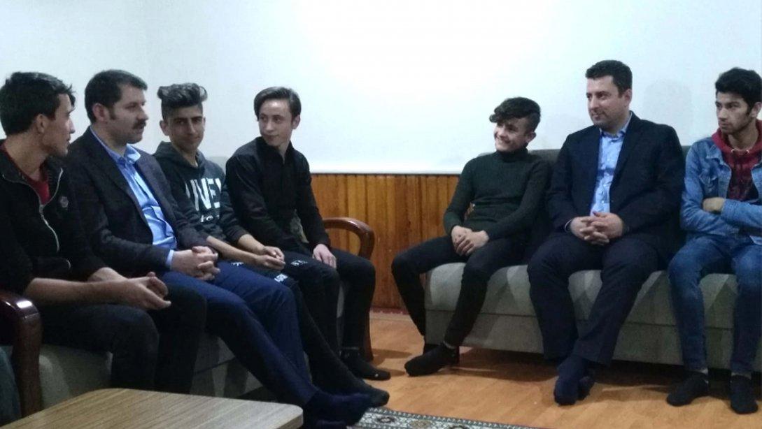 Sivas Valisi Salih Ayhan ve Milli Eğitim Müdürümüz Ebubekir Sıddık Savaşçı, Sivas Lisesi Pansiyonunda Kalan Öğrencilerle Akşam Yemeğinde Buluştu.