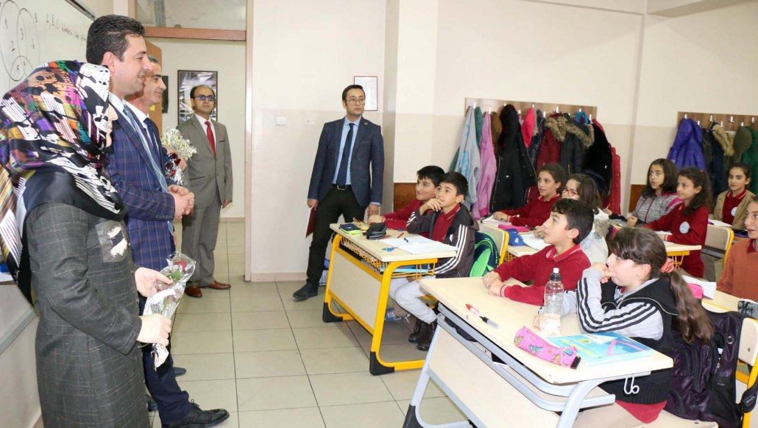 Milli Eğitim Müdürümüz Ebubekir Sıddık Savaşçı,  24 Kasım Öğretmenler Günü Dolayısıyla Şehit Adnan Saka Ortaokulunu Ziyaret Etti.