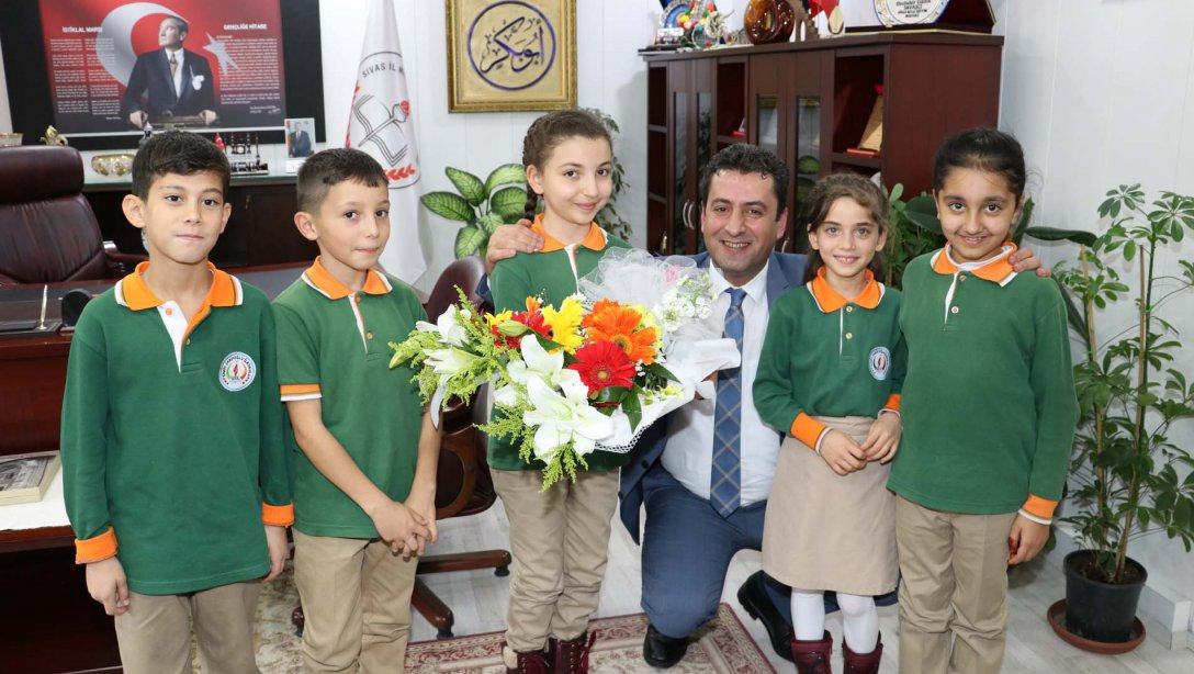 Cahit Zarifoğlu İlkokulu Öğretmen ve Öğrencileri 24 Kasım Öğretmenler Günü Dolayısıyla Milli Eğitim Müdürümüz Ebubekir Sıddık Savaşçıyı Ziyaret Etti.