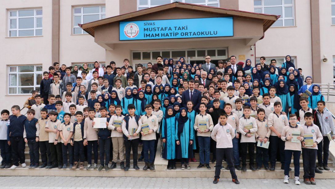 Valimiz Salih Ayhan ve Milli Eğitim Müdürümüz Ebubekir Sıddık Savaşçı, Mustafa Taki İmam Hatip Ortaokulunu Ziyaret Etti.   