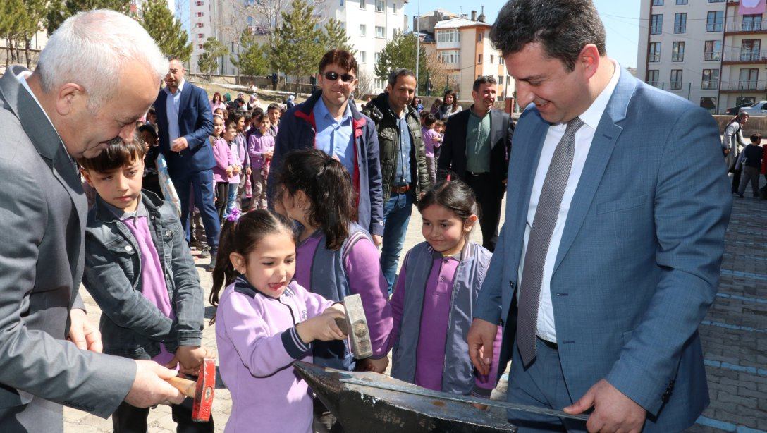 Türk Dünyası ve Toplulukları Haftası ve Nevruz Bayramı Dolayısıyla Vakıfbank İlkokulunda Kutlama Programı Düzenlendi.