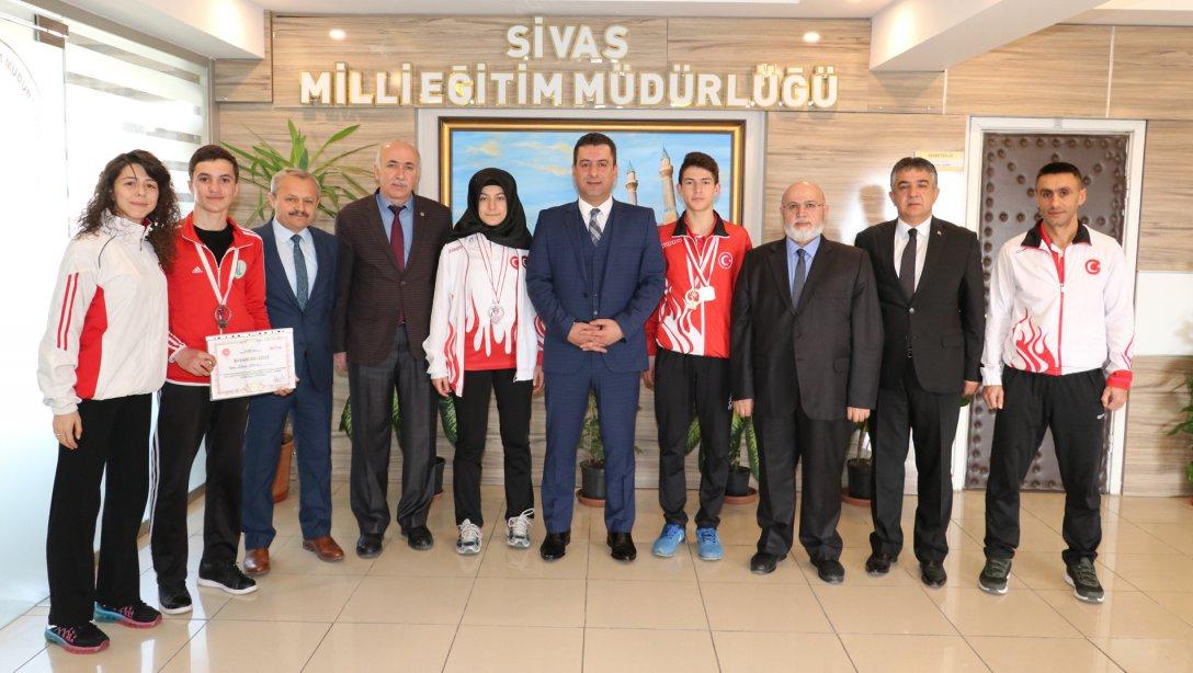 Okul Sporları Türkiye Karate Şampiyonasında Derece Yapan Öğrenciler Milli Eğitim Müdürümüz Ebubekir Sıddık Savaşçıyı Ziyaret Etti.