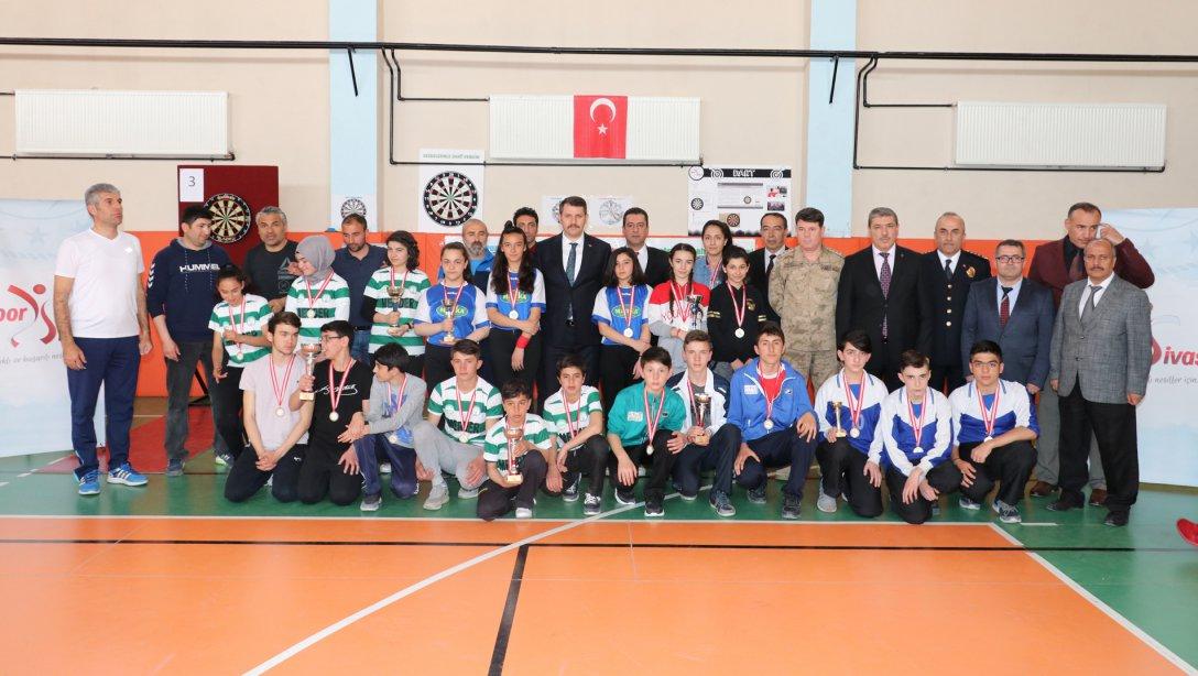 Spor Sivas Projesi Kapsamında Düzenlenen Okullararası Dart Turnuvasında Dereceye Giren Okullar İçin Madalya Töreni Düzenlendi.