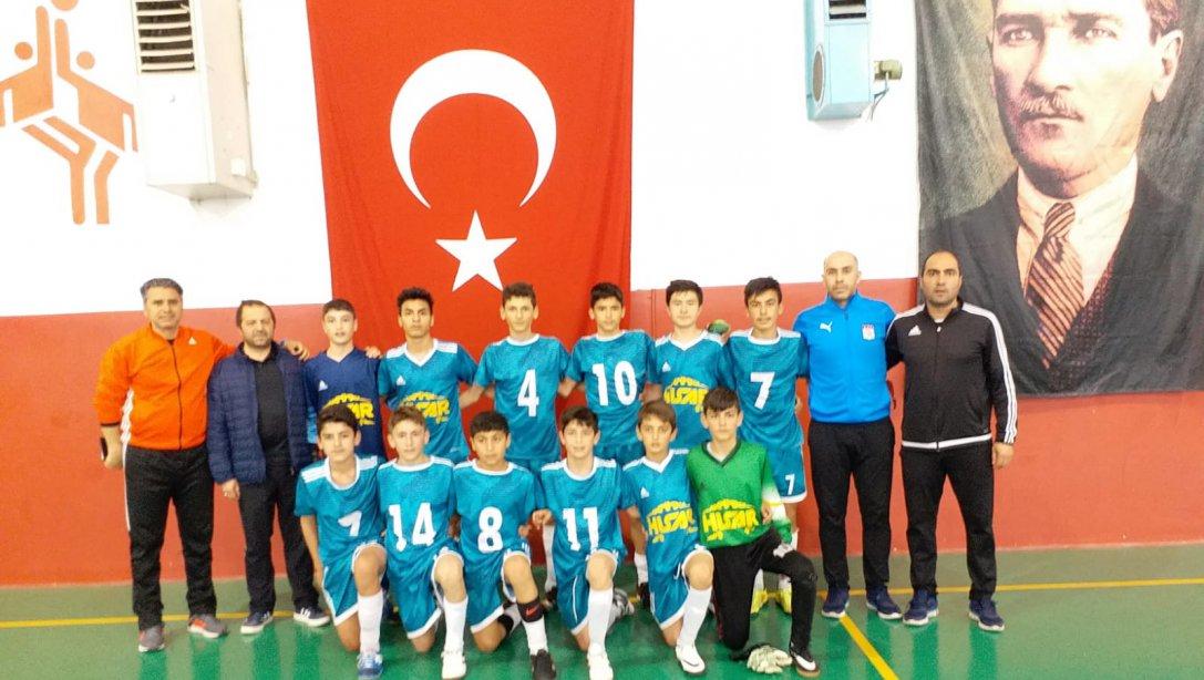 Kazım Karabekir Paşa Ortaokulu Erkek Futsal Takımı, Giresunda Düzenlenen Yıldız Futsal Erkekler Grup Müsabakalarında Şampiyon Olarak Yarı Finale Yükseldi. Futbol ve Futsalda Yarıfinale Katılma Hakkı Elde Ederek Büyük Bir Başarıya İmza Atan Öğrenci ve Öğr