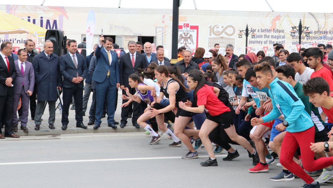 Sivas Valiliği Himayesinde Yürütülen Spor Sivas Projesi Kapsamında Yol Koşusu Gerçekleştirildi.