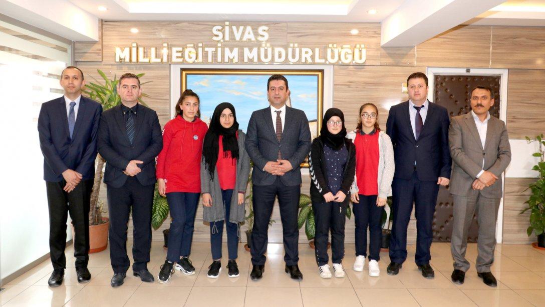 Fatih Sultan Mehmet Ortaokulu Öğrencileri, Okul Müdürü İsa Kara ve Öğretmenleri İle Birlikte Milli Eğitim Müdürümüz Ebubekir Sıddık Savaşçıyı Ziyaret Etti.