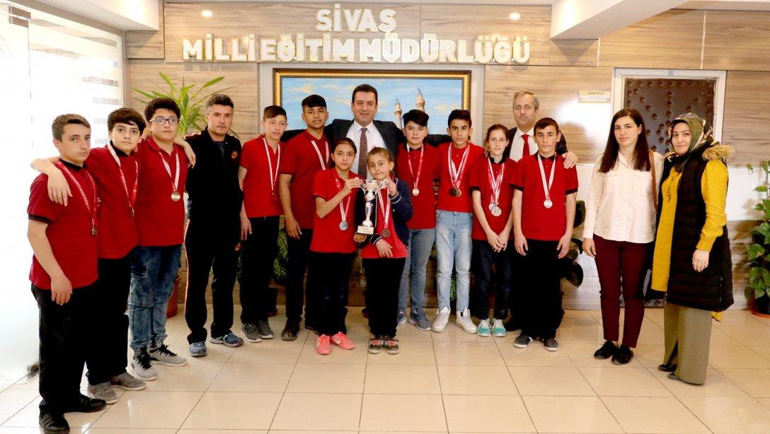 İşitme Engelliler Yıldız Erkekler Futbol Şampiyonasında Türkiye Birincisi Olan Sivas Şehit Halil Kantarcı İşitme Engelliler Okulu Futbol Takımı, Milli Eğitim Müdürümüz Ebubekir Sıddık Savaşçıyı Ziyaret Etti.