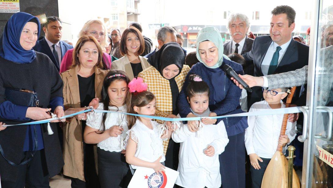 Halk Eğitim Merkezi ve Akşam Sanat Okulu İle Sivas Belediyesi Kültür ve Sosyal İşler Müdürlüğü İşbirliğinde Düzenlenen Yaygın Eğitim Kurslarının Yıl Sonu Sergisi Açıldı.