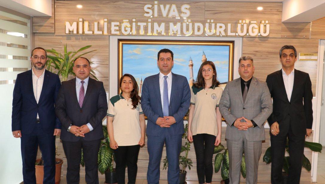 Sivas Bilişim Teknolojileri Mesleki ve Teknik Anadolu Lisesi Öğrencileri, Milli Eğitim Müdürümüz Ebubekir Sıddık Savaşçı'yı Ziyaret Etti.