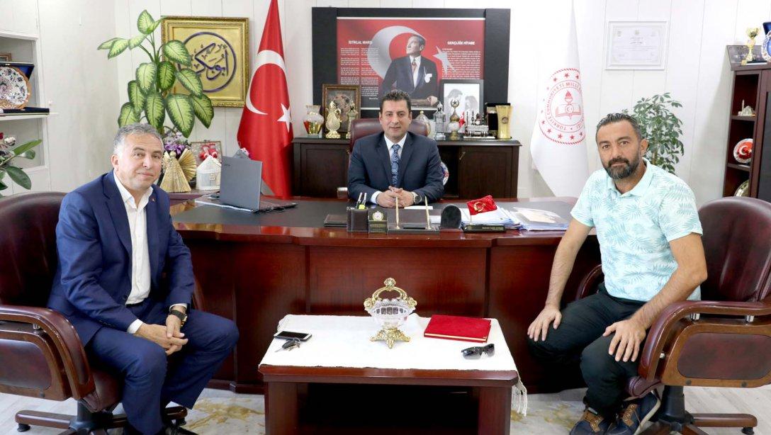 Sivas Belediyesi Spor İşleri Müdürü Davut Aşık ve Belediyespor Antrenörü Murat Küçükyazıcı, Milli Eğitim Müdürümüz Ebubekir Sıddık Savaşçı'yı Ziyaret Etti.