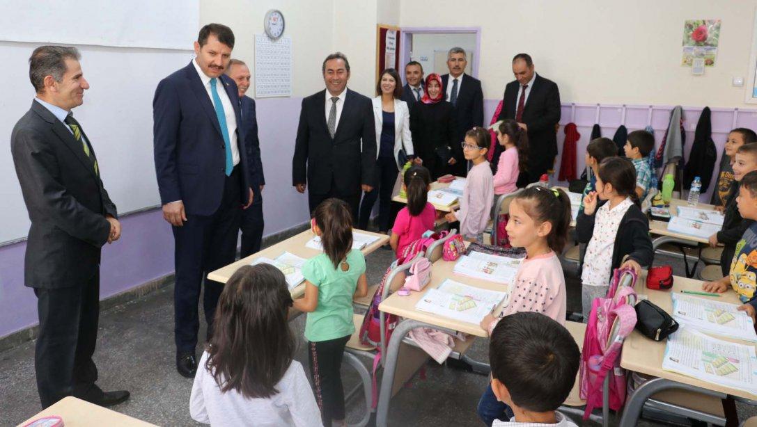 Valimiz Salih Ayhan, Mimar Sinan İlkokulu ve Şehit Cüneyt Erkan Ortaokulunu Ziyaret Etti.