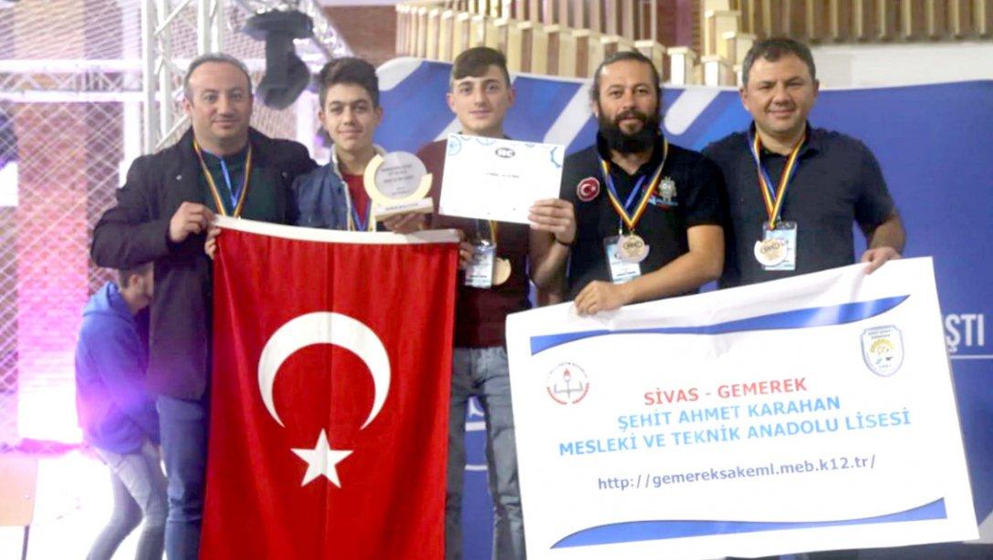 Gemerek Şehit Ahmet Karahan Mesleki ve Teknik Anadolu Lisesi, Romanya'da Düzenlenen Uluslararası Robot Yarışmasında 2. Olarak Büyük Bir Başarıya İmza Attı.