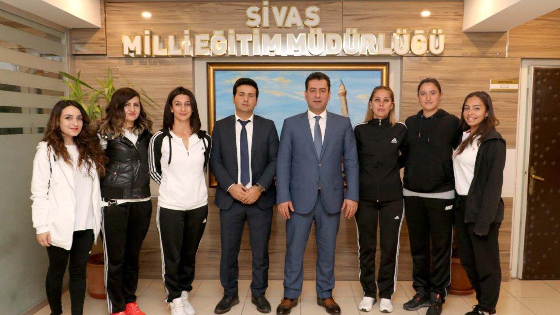 Türkiye Öğretmenler Kupası İl Elemelerinde Birinci Olan Yaramış Ortaokulu Voleybol Takımı Milli Eğitim Müdürümüz Ebubekir Sıddık Savaşçı'yı Ziyaret Etti.