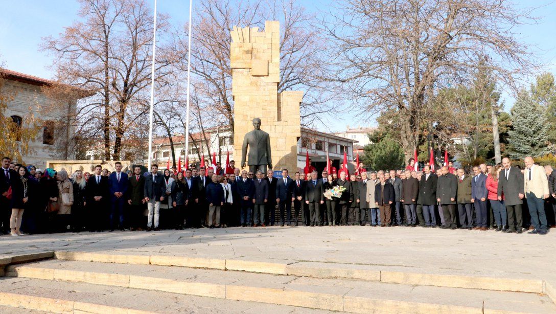24 Kasım Öğretmenler Günü Dolayısıyla Atatürk Anıtında Çelenk Sunma Töreni Düzenlendi.