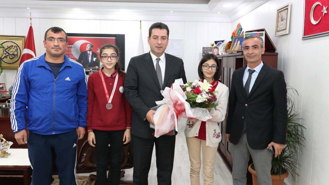 Şehit Adnan Saka Ortaokulu Müdürü Feryat Çevik, Öğretmen ve Öğrencilerle Birlikte Milli Eğitim Müdürümüz Ebubekir Sıddık Savaşçı'yı Ziyaret Etti.