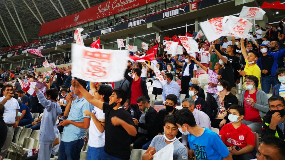 Sivasspor, UEFA Avrupa Konferans Liginde Kendi Sahasında Petrocub İle Karşı Karşıya Geldi. Uzun Bir Aradan Sonra Yeniden Taraftarıyla Buluşan Kırmızı Beyazlıları, Minik Yiğidolar da Yalnız Bırakmadı. Sivasspor, Mücadeleyi 1-0 Kazanarak Tur Atladı.