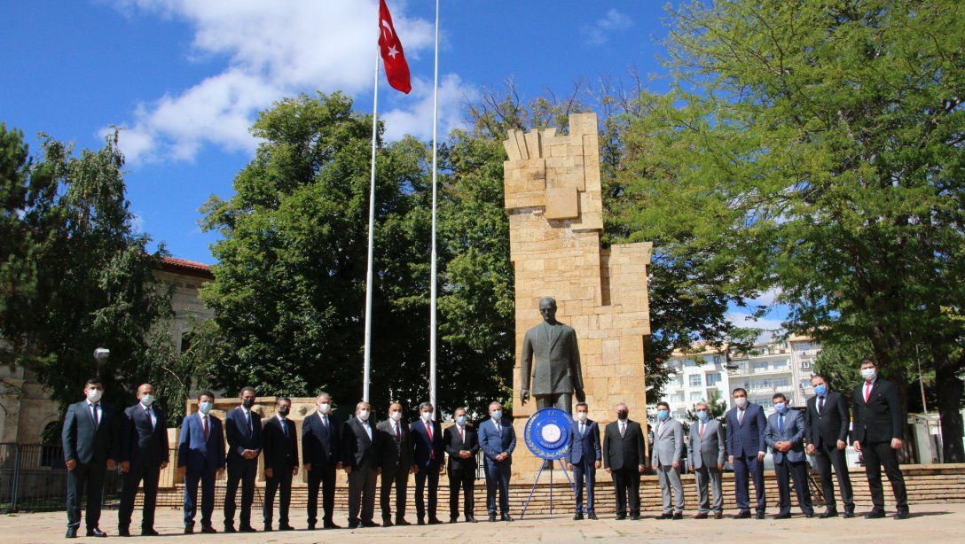 Sivas'ta 2021-2022 Eğitim-Öğretim Yılının Başlaması Dolayısıyla Atatürk Anıtında Çelenk Sunma Töreni Düzenlendi.