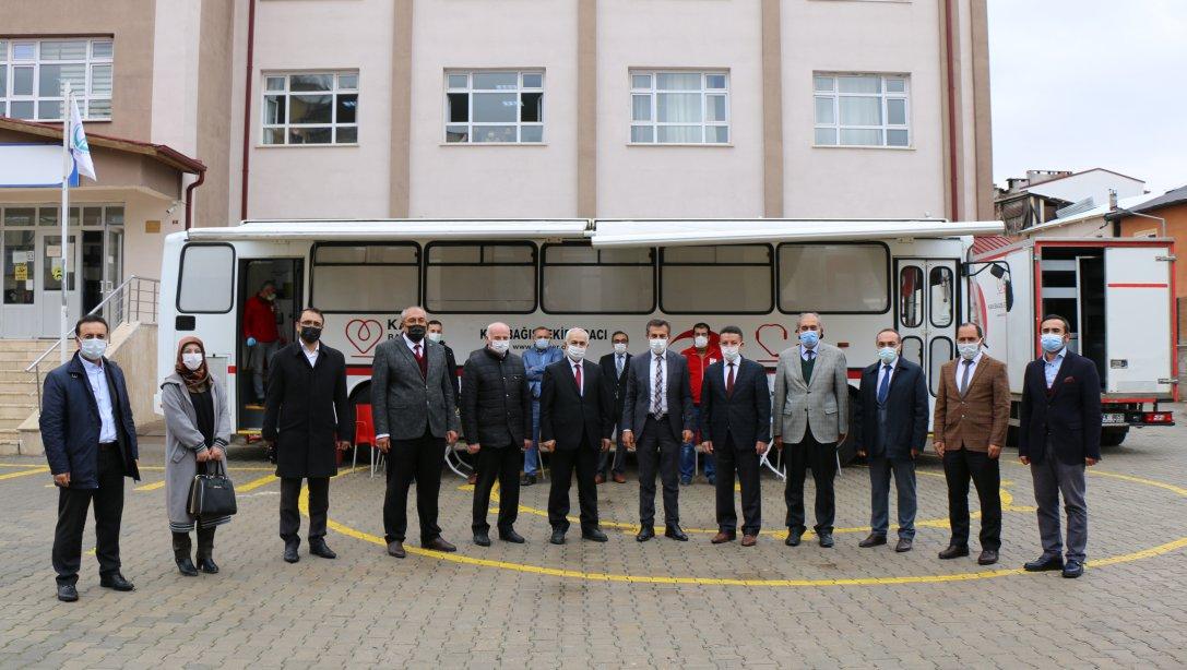Millî Eğitim Müdürlüğümüzce ''İyilik Kanımızda Var'' Sloganıyla Kan Bağışı Kampanyası Düzenlendi.