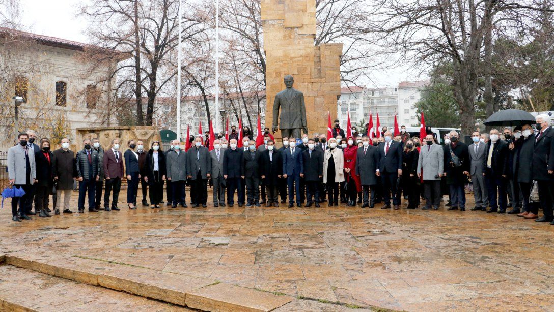 24 Kasım Öğretmenler Günü dolayısıyla Atatürk Anıtında çelenk sunma töreni düzenlendi.