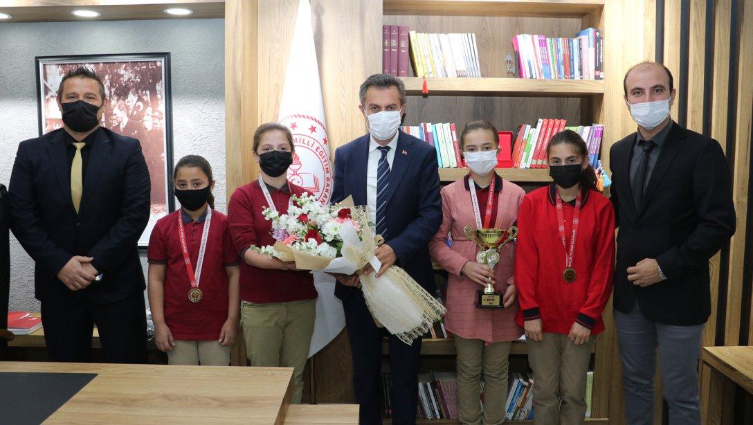 Millî Eğitim Müdürümüz Ergüven Aslan, Okullar Arası Bocce Turnuvasında birinci olan Olukman Ortaokulu öğrencilerini tebrik etti.