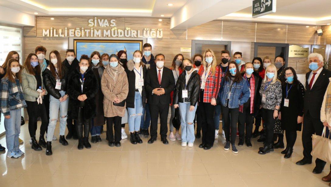 Erasmus+ Projesi Kapsamında Şehit Muhammet Onur Demir Anadolu Lisesi'nin misafiri olarak Sivas'a gelen yabancı uyruklu öğrenciler Millî Eğitim Müdür Vekilimiz Dursun Yıldırım'ı ziyaret etti.