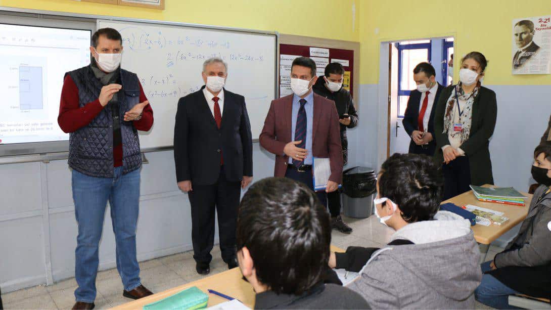 Valimiz Salih Ayhan, Süleyman Demirel Ortaokulunda DYK kursuna katılan öğrencileri ziyaret etti. 