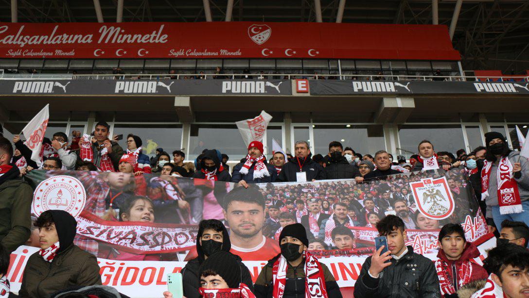 DG Sivasspor-Trabzonspor maçında tribünlerdeki yerini alan Minik Yiğidolar, 90 dakika boyunca yaptıkları tezahüratlarla takımlarına destek oldu.