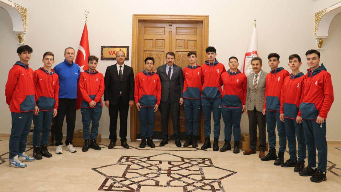 Liseler Arası Genç Erkekler Türkiye Voleybol Şampiyonası Yarı Final Müsabakalarında Sivas'ı temsil eden Şehit Furkan Peker Anadolu Lisesi öğrencileri, yarı final müsabakaları öncesinde Valimiz Salih Ayhan'ı ziyaret etti.