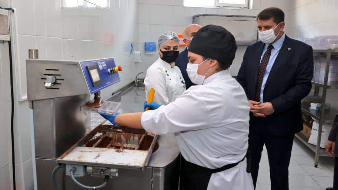 Valimiz Salih Ayhan ve Millî Eğitim Müdürümüz Ergüven Aslan, Sultan Şehir MTAL Çikolata Üretim Atölyesini ziyaret etti. Ayhan, 