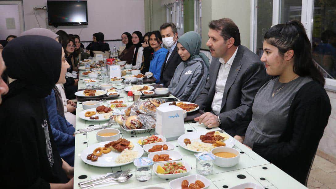 Valimiz Salih Ayhan ve Millî Eğitim Müdürümüz Ergüven Aslan, Gazi Anadolu Lisesi pansiyonunda kalan öğrencilerle iftar yemeğinde bir araya geldi.