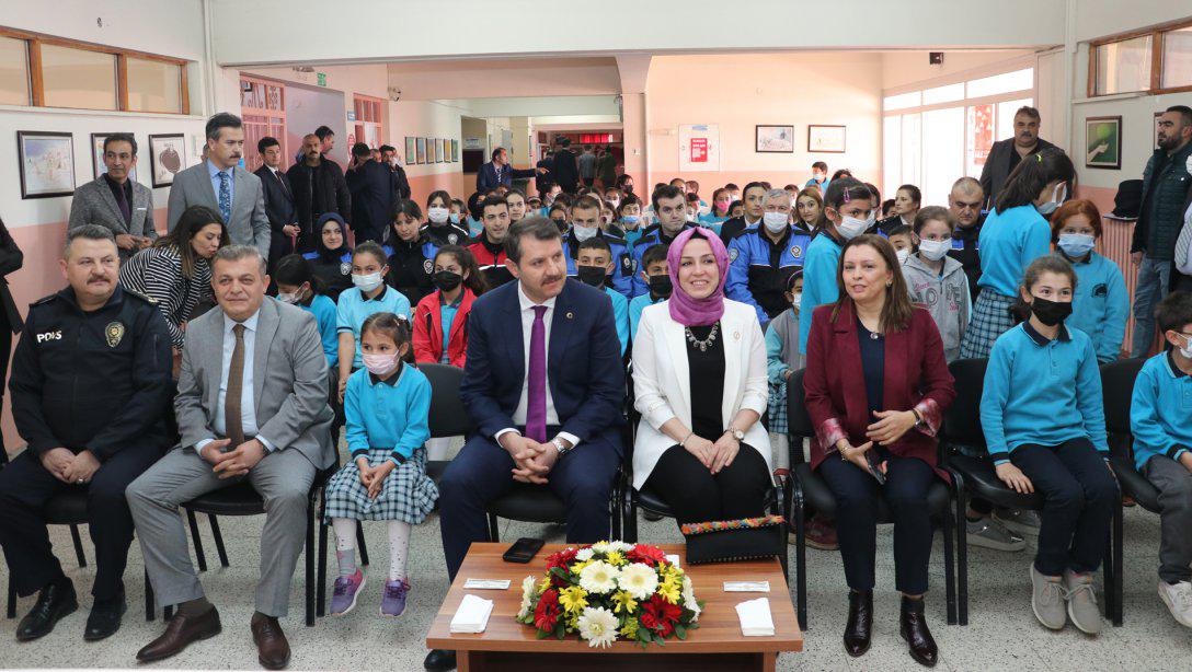 Sivas Emniyet Müdürlüğü Personeli, Polis Teşkilatının 177. Kuruluş Yıldönümü Kapsamında Demirçelik İlk ve Ortaokulu Kütüphanesine kitap desteğinde bulundu.