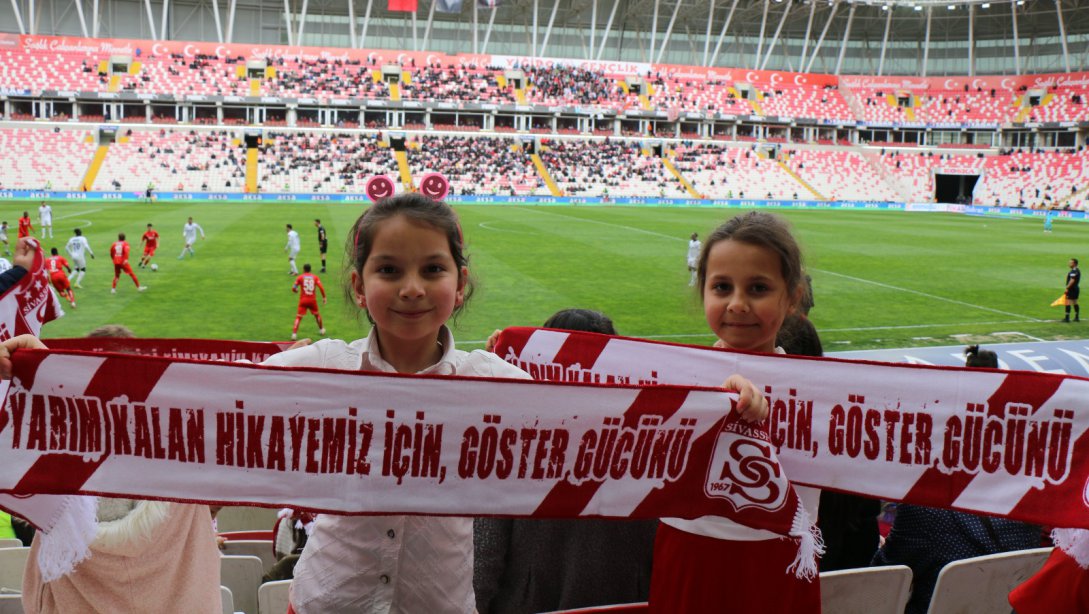 Minik Yiğidolar, Sivasspor'a destek olmaya devam ediyor.