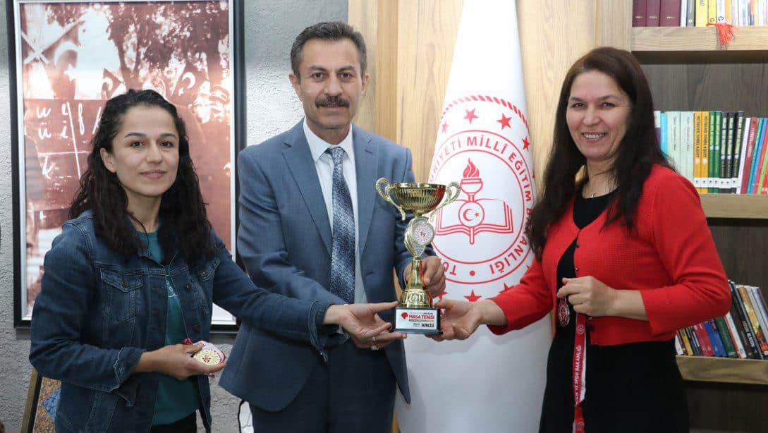 Milli Eğitim Müdürümüz Ergüven Aslan, Kurumlar Arası Masa Tenisi Turnuvasında İl ikincisi olan Müdürlüğümüz Kadın Masa Tenisi Takımı oyuncularını tebrik etti.