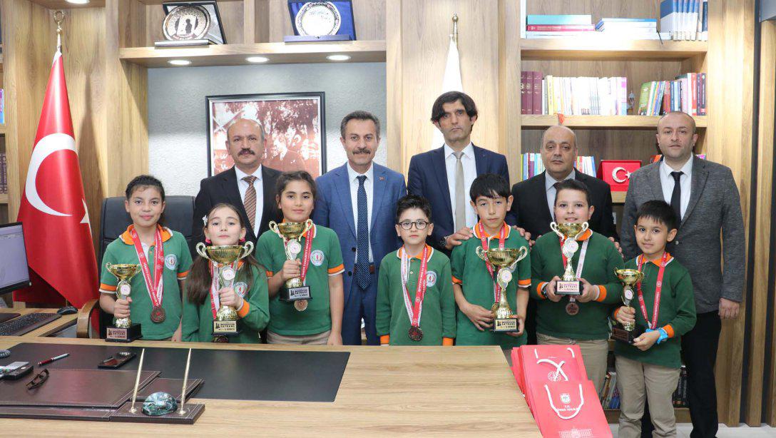 Satranç ve Karate de derece elde eden Cahit Zarifoğlu İlkokulu öğrencileri, Millî Eğitim Müdürümüz Ergüven Aslan'ı ziyaret etti.