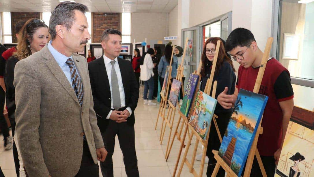 Prof. Dr. Necati Erşen Sosyal Bilimler Lisesi öğrencileri, karma resim sergisi açtı.